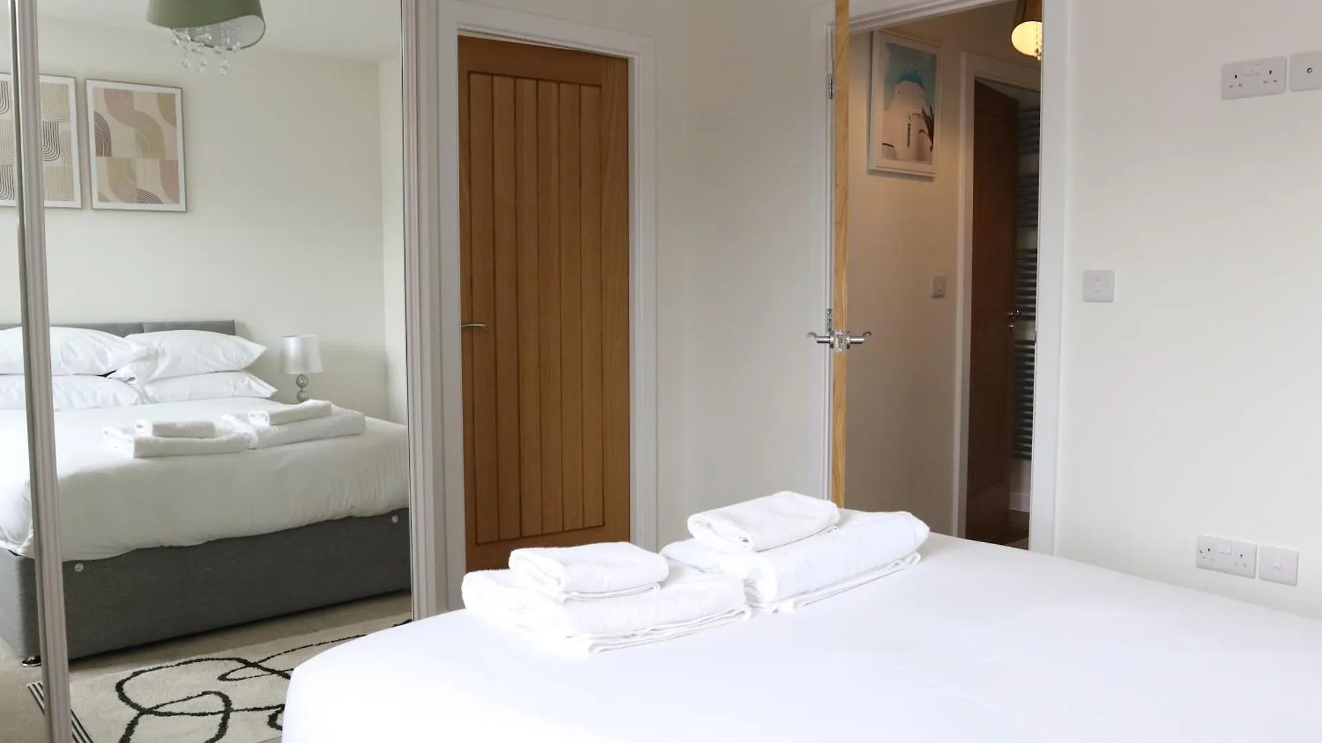 Gloucester Ev Retreat 3-Bed House With Garage Down Hatherley 0*,  United Kingdom
